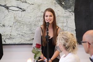 Inga synger