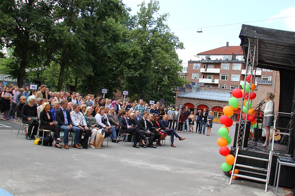 Rektor taler under åpningen