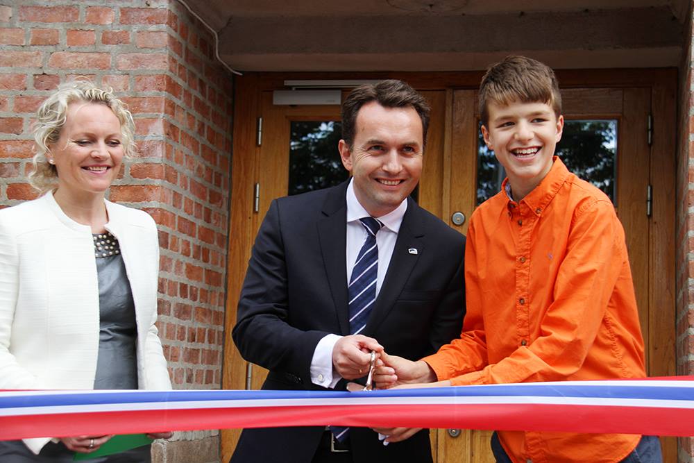 Byrådslederen klipper snoren