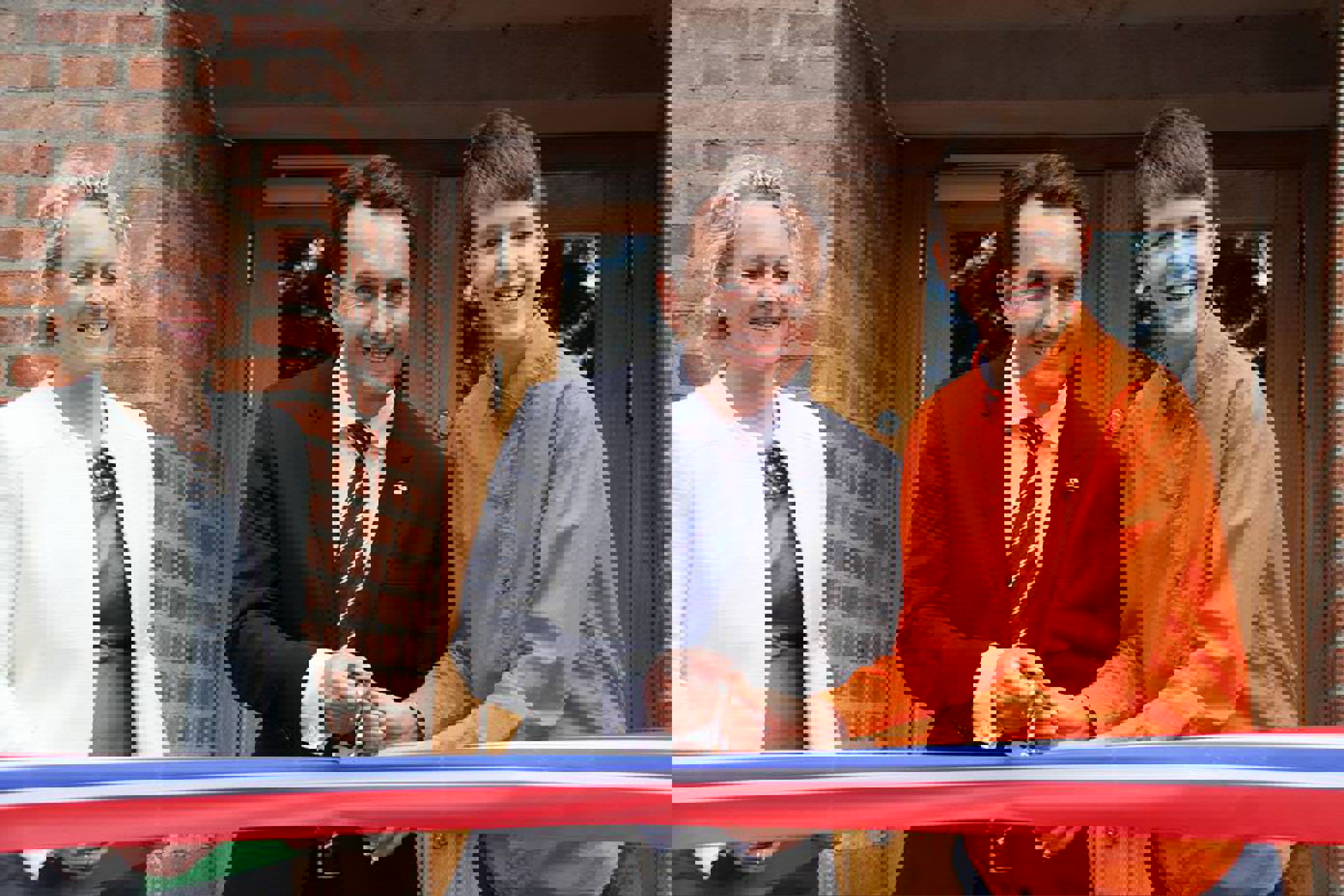 Foto: Byrådslederen klipper snoren Byrådslederen klipper snoren