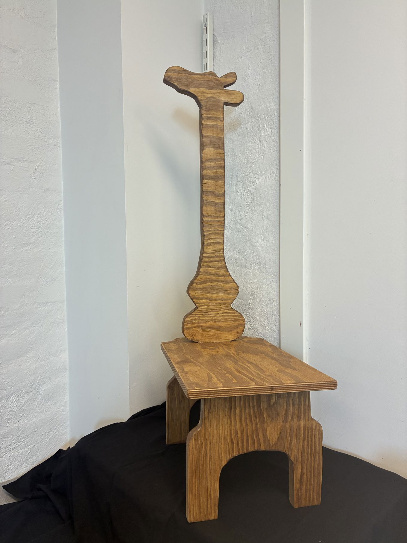 en treskulptur i et rom en treskulptur i et rom