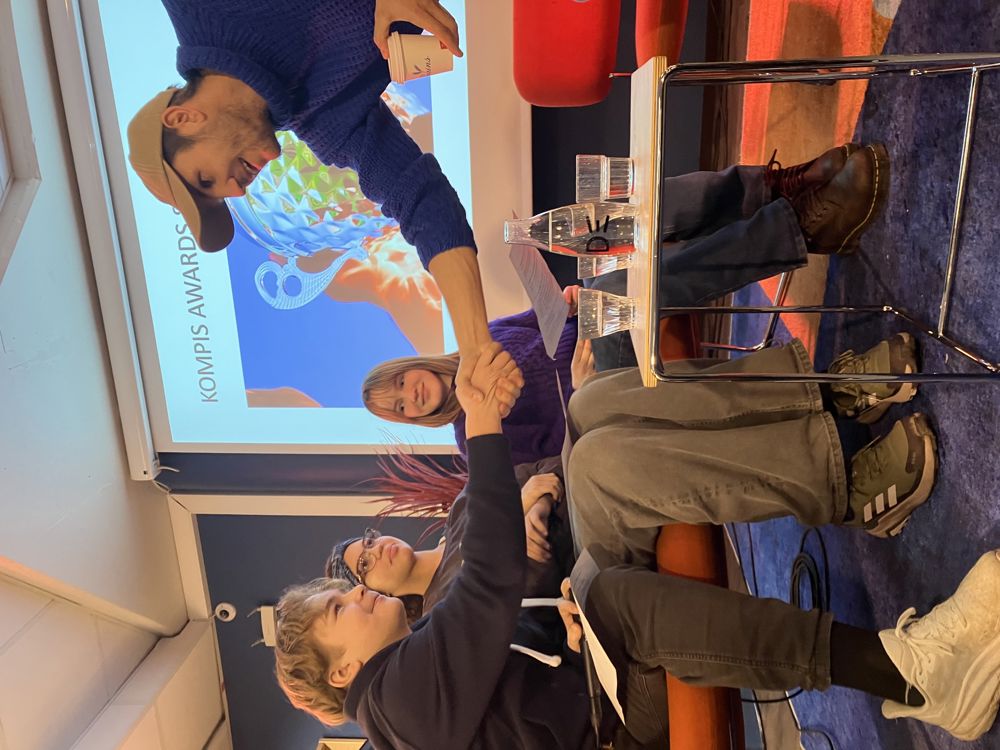 en gruppe mennesker som sitter ved et bord