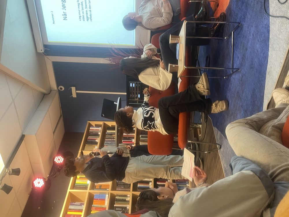 en person som holder en presentasjon for en gruppe mennesker