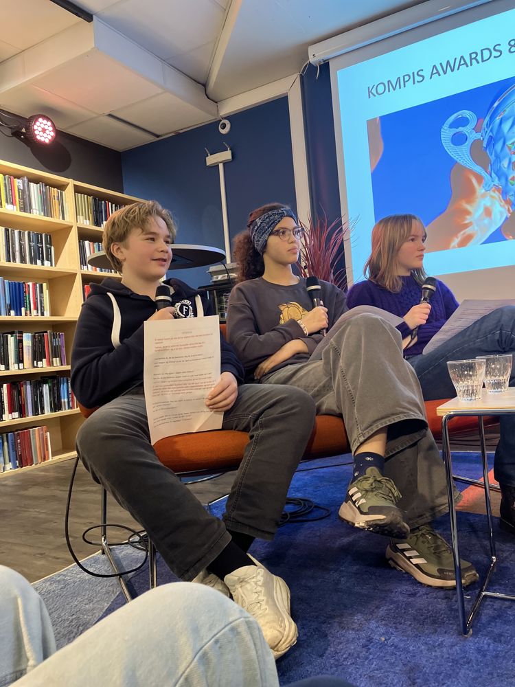 en gruppe mennesker som sitter i en sofa