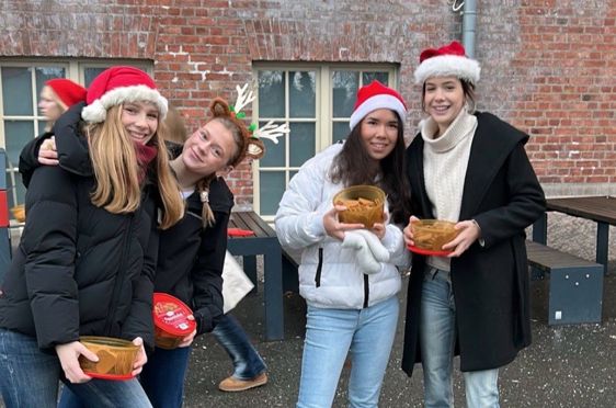 En gruppe mennesker med nisseluer