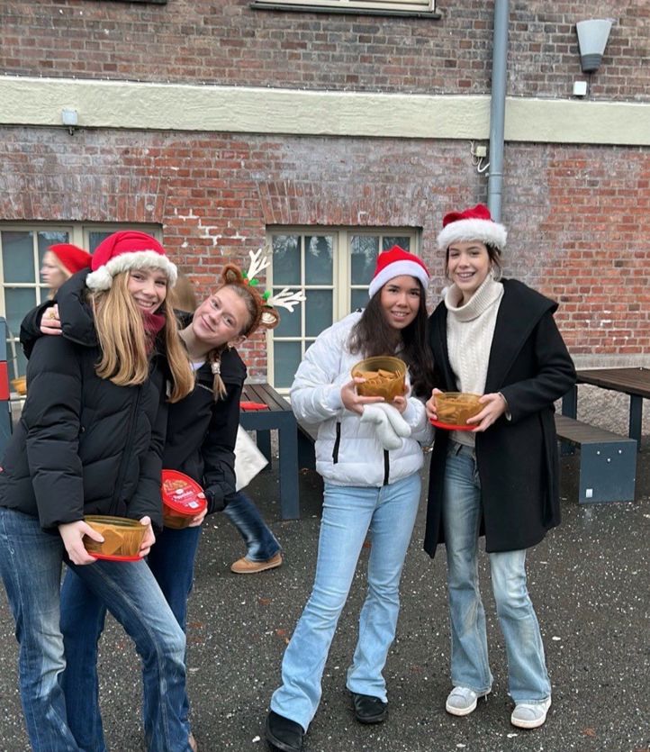 En gruppe mennesker med nisseluer