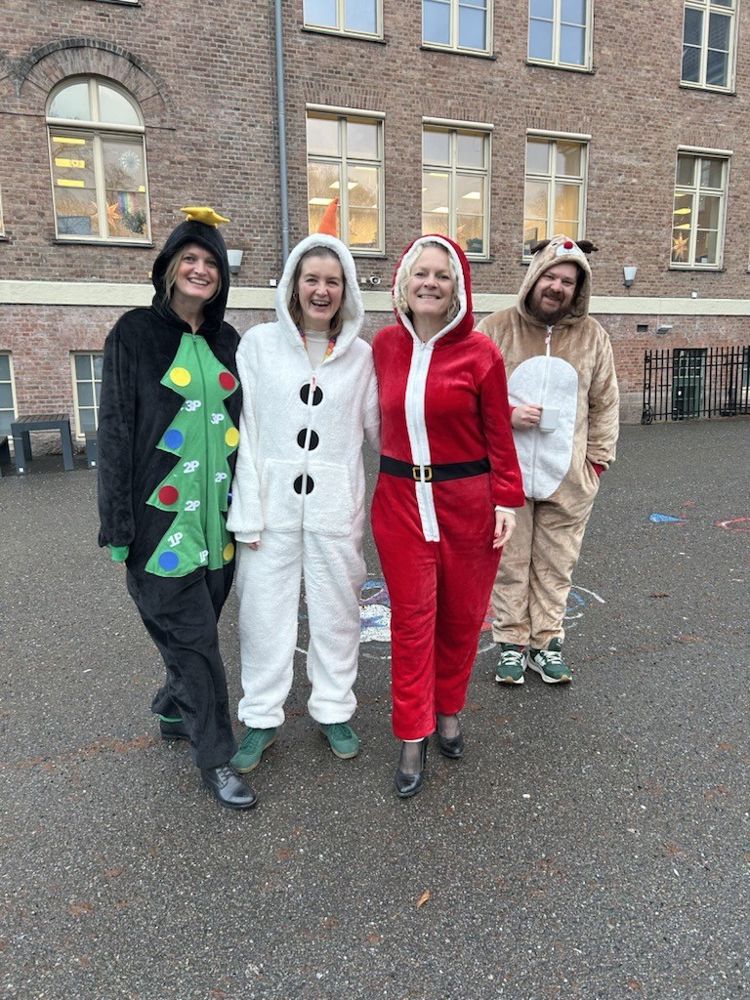 En gruppe mennesker i klær