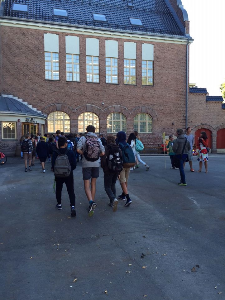 Foto: Elever går inn første skoledag Elever går inn første skoledag