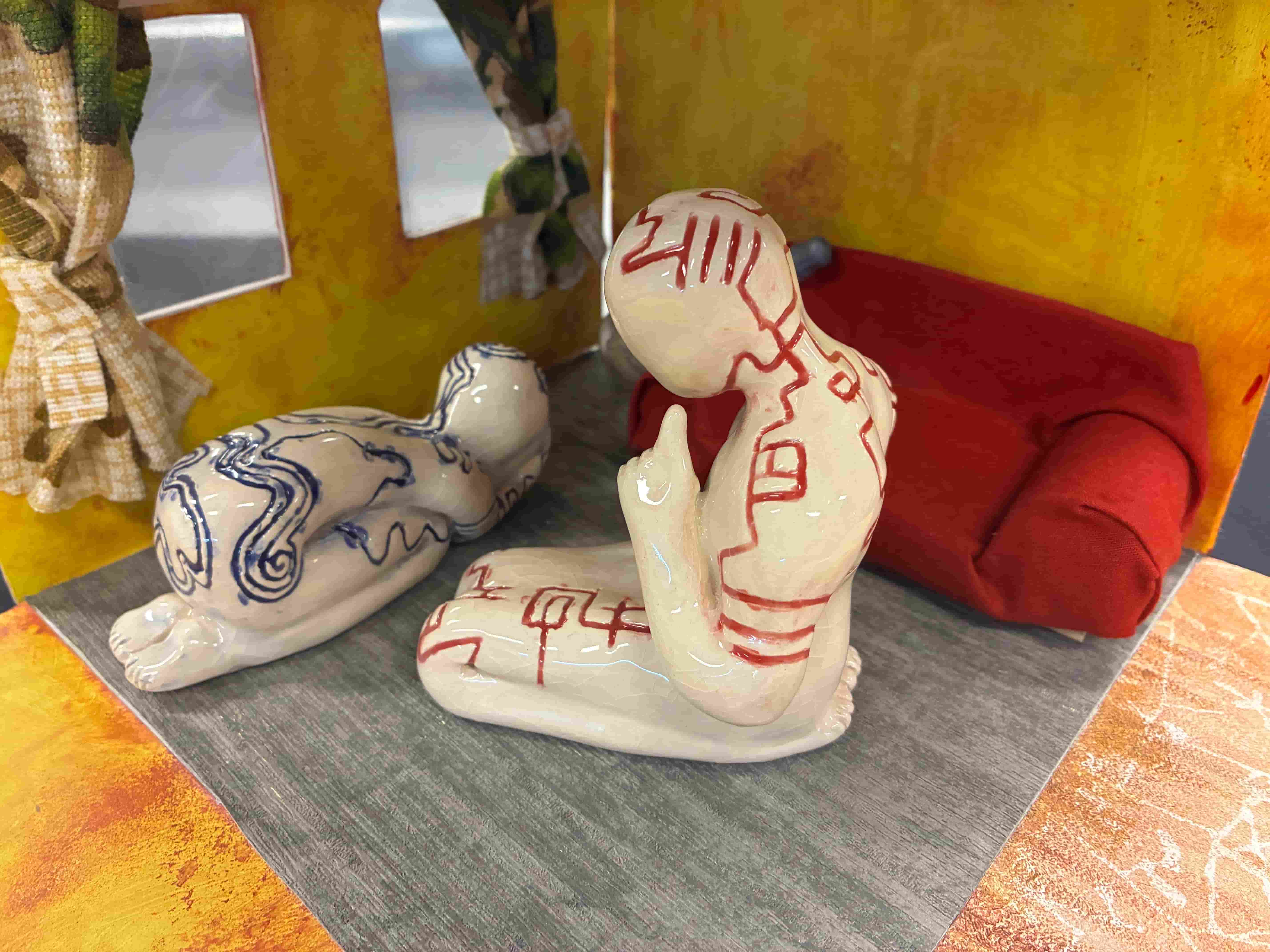 et par hvite og røde sko