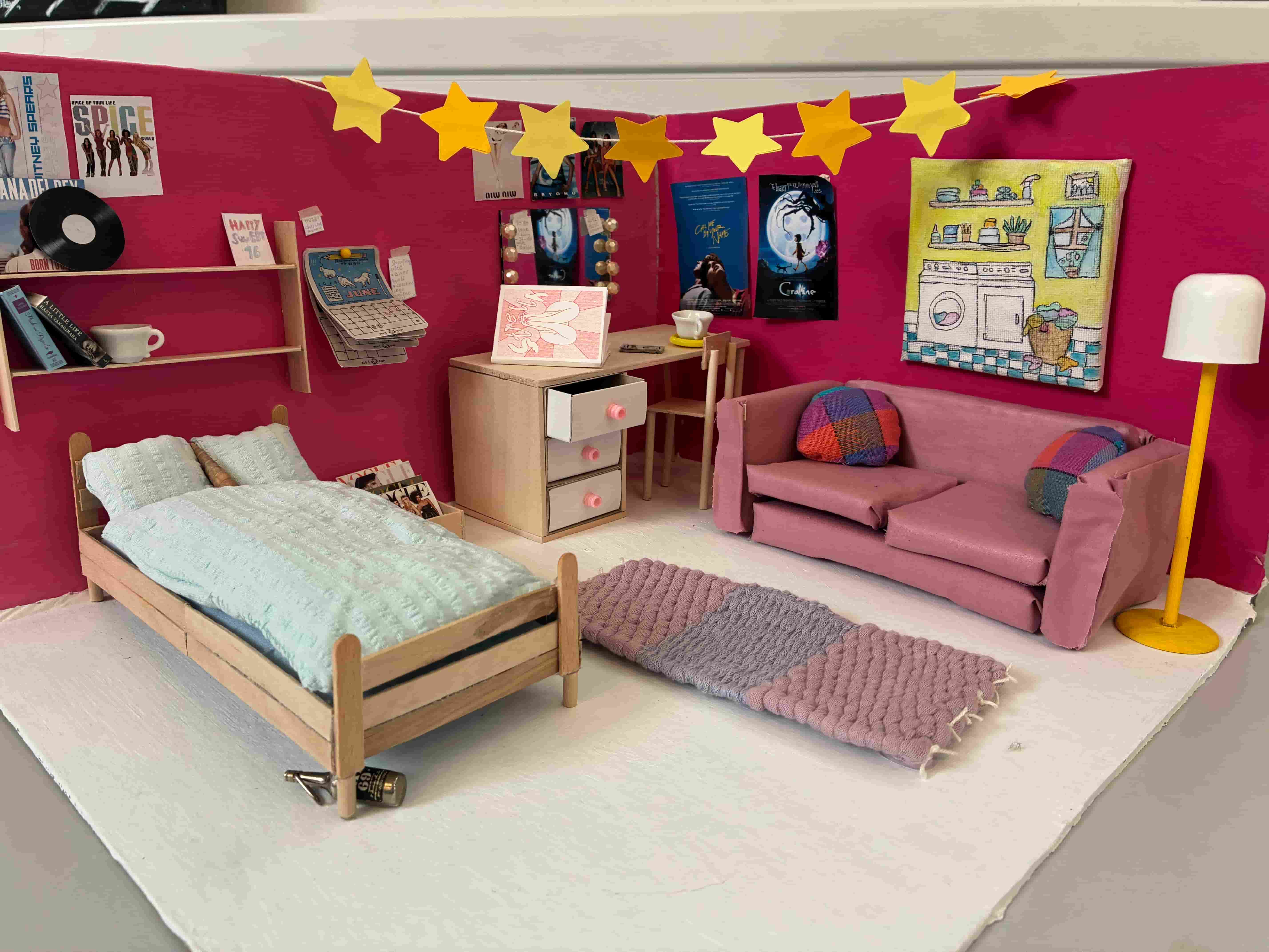 et soverom med en rosa seng og en rosa sofa