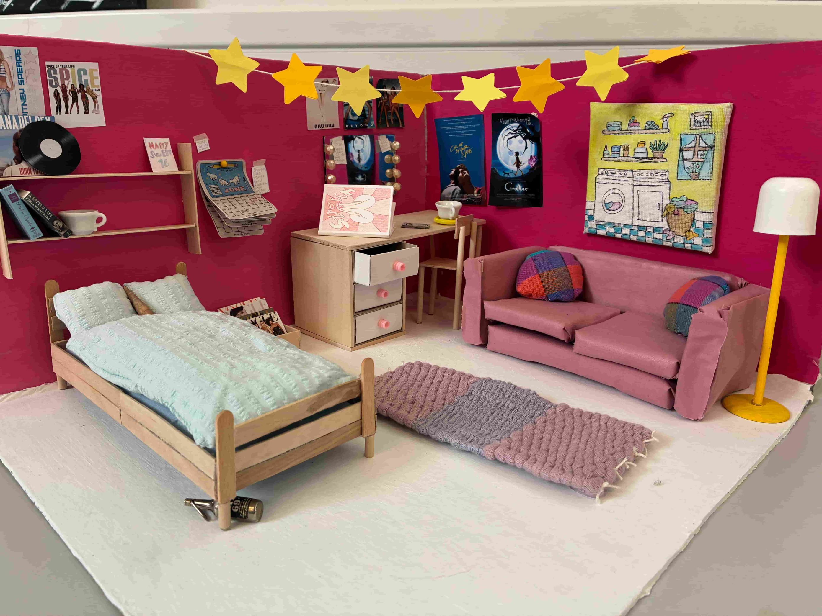 et soverom med en rosa seng og en rosa sofa